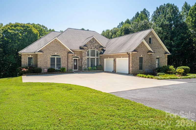 145 Chippawa Dr, Dallas, NC 28034