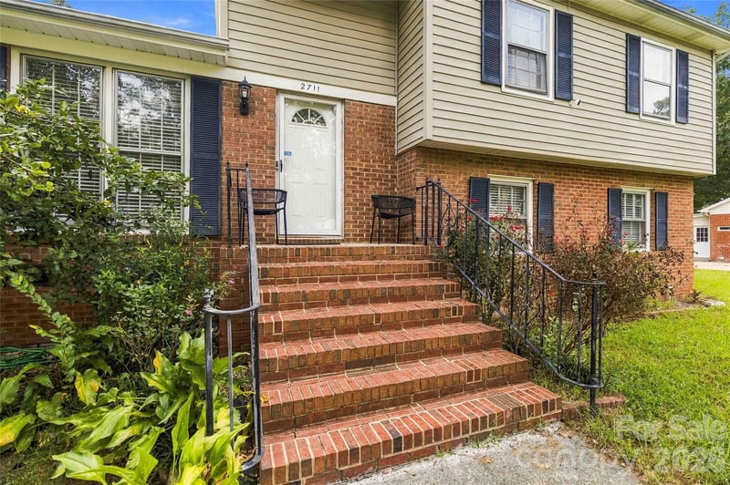 2711 Johnny Reb Ln, Charlotte, NC 28273