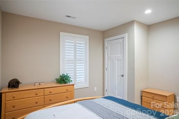 212 Walt Dr, Hendersonville, NC 28792