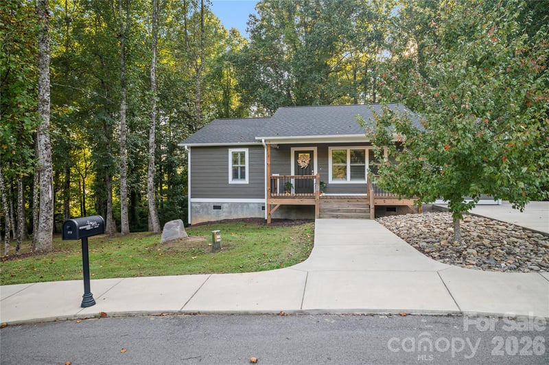 212 Walt Dr, Hendersonville, NC 28792