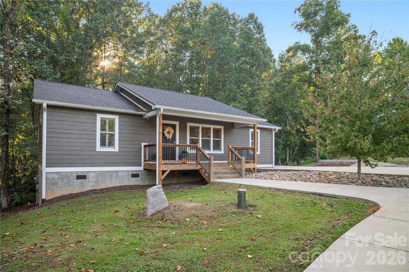 212 Walt Dr, Hendersonville, NC 28792