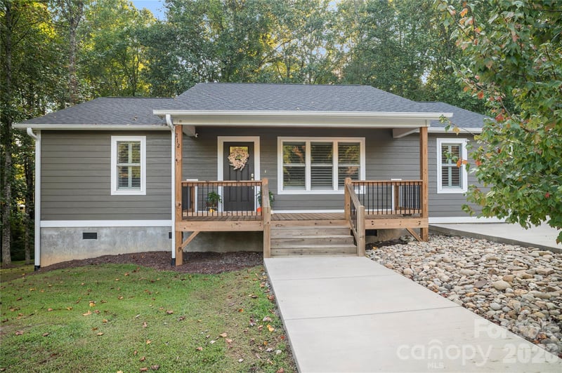 212 Walt Dr, Hendersonville, NC 28792