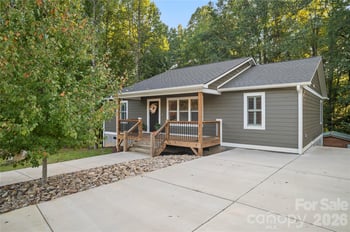 212 Walt Dr, Hendersonville, NC 28792