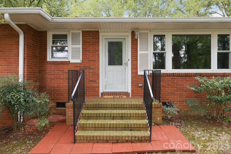 7029 Linda Lake Dr, Charlotte, NC 28215