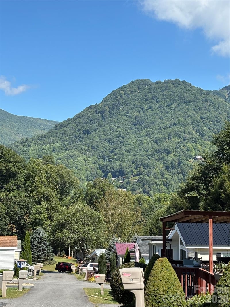 27 Levi Dr, Maggie Valley, NC 28751