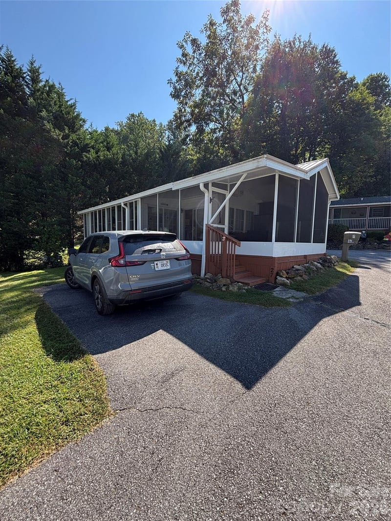 27 Levi Dr, Maggie Valley, NC 28751