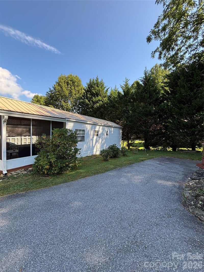27 Levi Dr, Maggie Valley, NC 28751