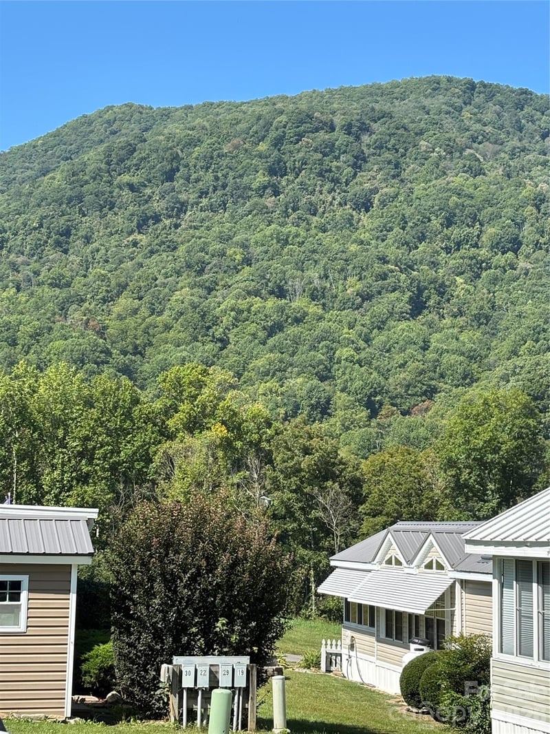 27 Levi Dr, Maggie Valley, NC 28751