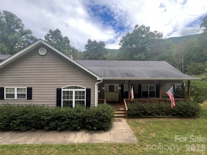 201 S Face Ln, Burnsville, NC 28714