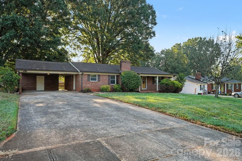 1204 Fulton Dr, Statesville, NC 28677