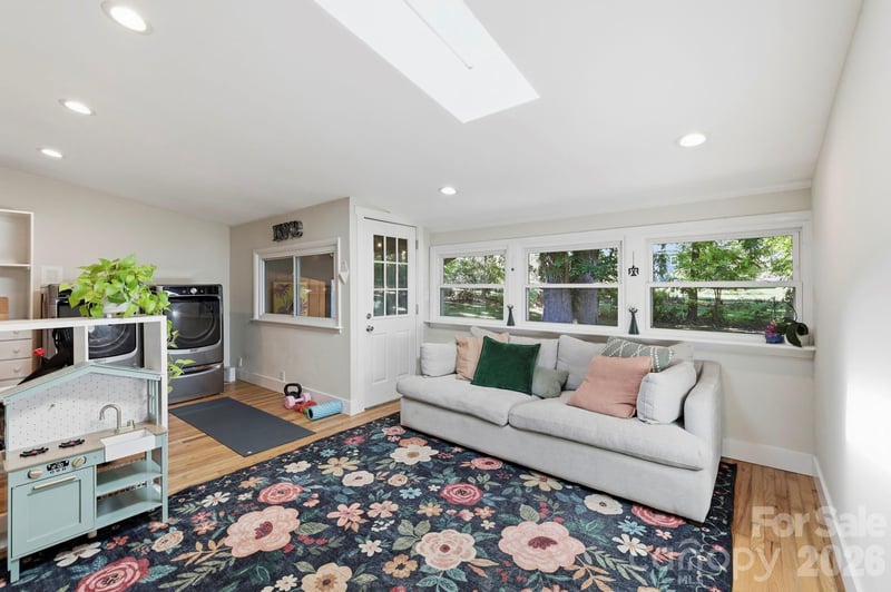 16 Melton Dr, Asheville, NC 28805