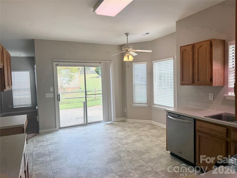8817 Elkins Park Dr, Matthews, NC 28105