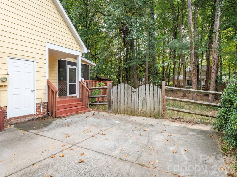 2612 Heathershire Ln, Matthews, NC 28105