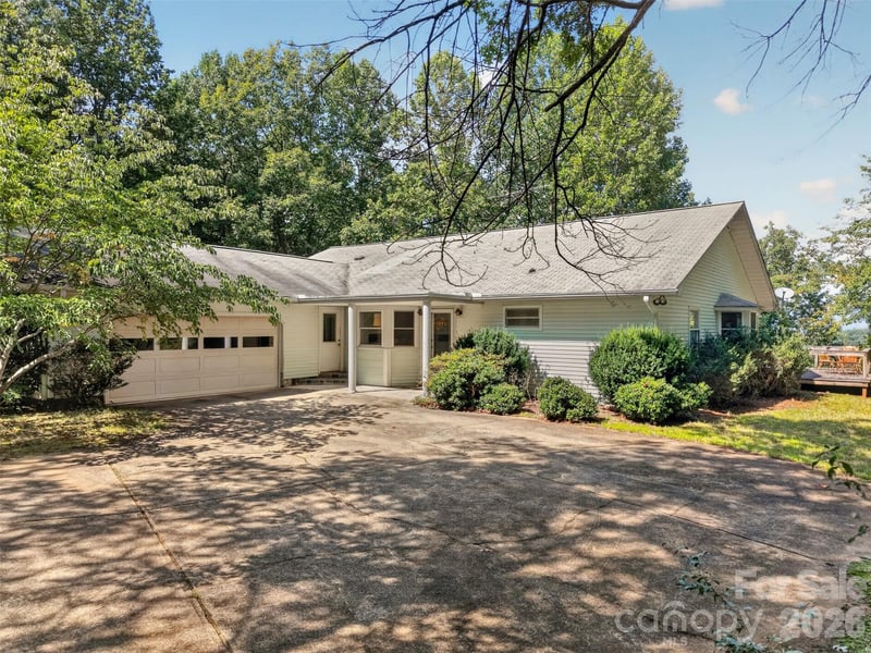 484 Briar Patch Ln, Saluda, NC 28773