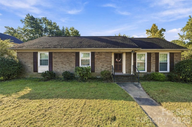 9100 Sandburg Ave, Charlotte, NC 28213