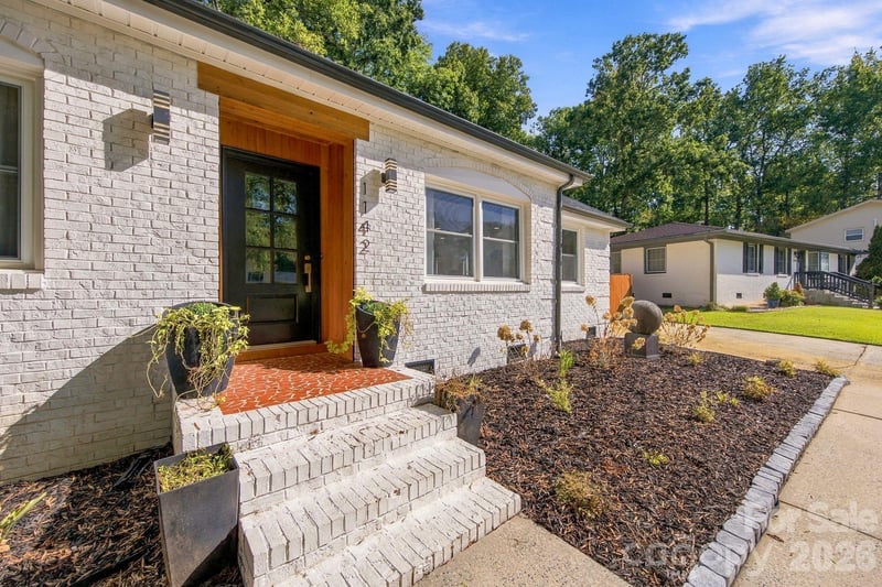 1142 Fox Run Dr, Charlotte, NC 28212