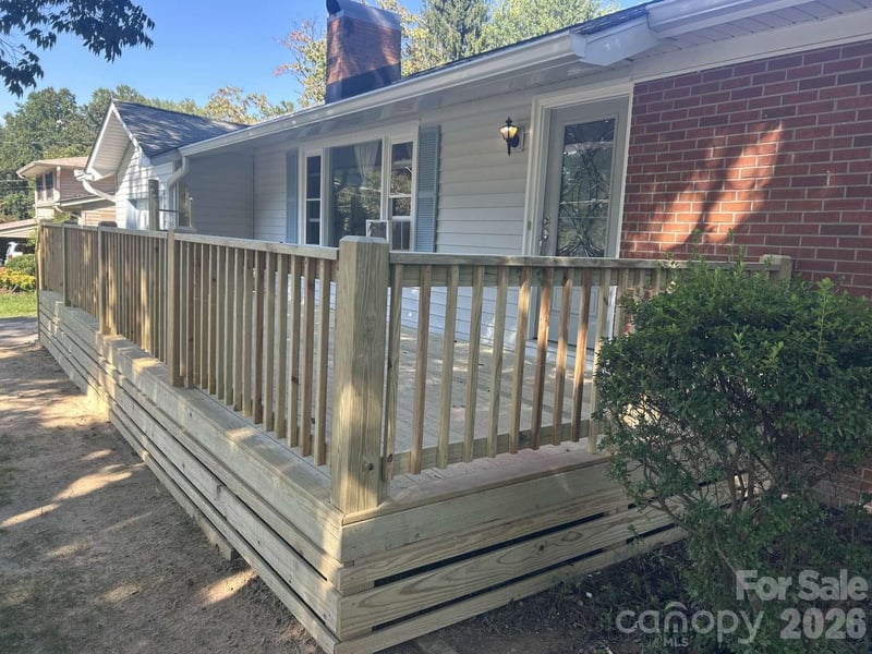 1225 Pinebrook Cir, Hendersonville, NC 28739