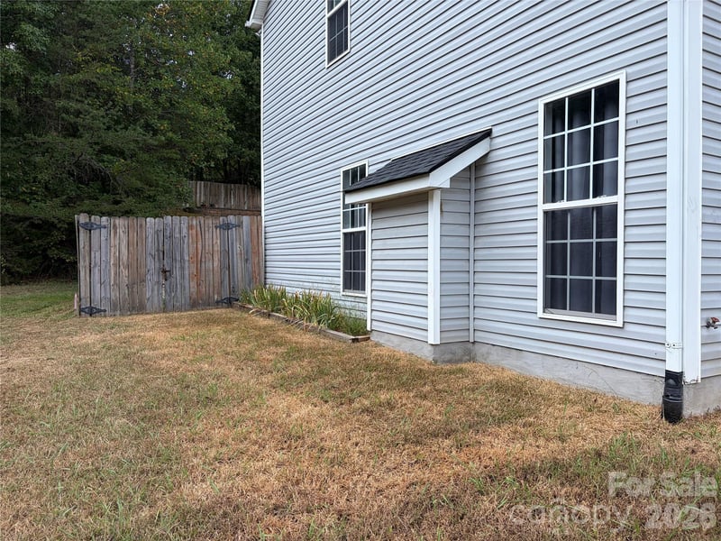 9541 Green Apple Dr, Charlotte, NC 28215