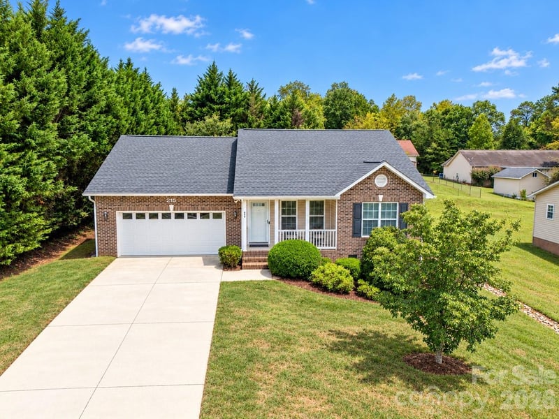 215 Pine Meadows Cir, Hickory, NC 28601