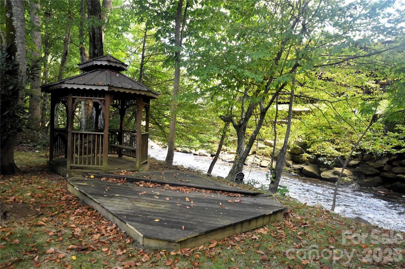 98 Indian Trace Rd, Maggie Valley, NC 28751