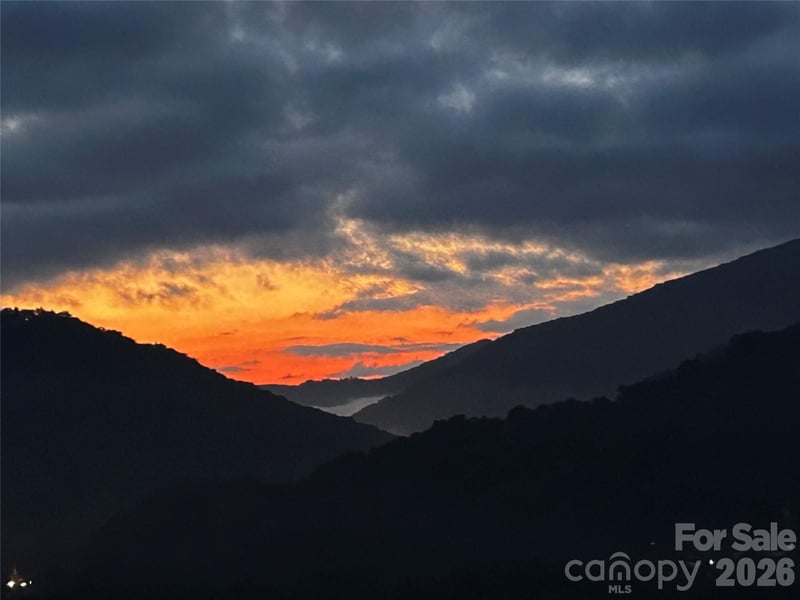 33 Flint Ln, Maggie Valley, NC 28751