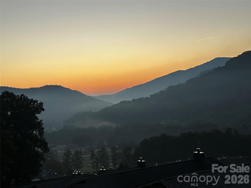 33 Flint Ln, Maggie Valley, NC 28751