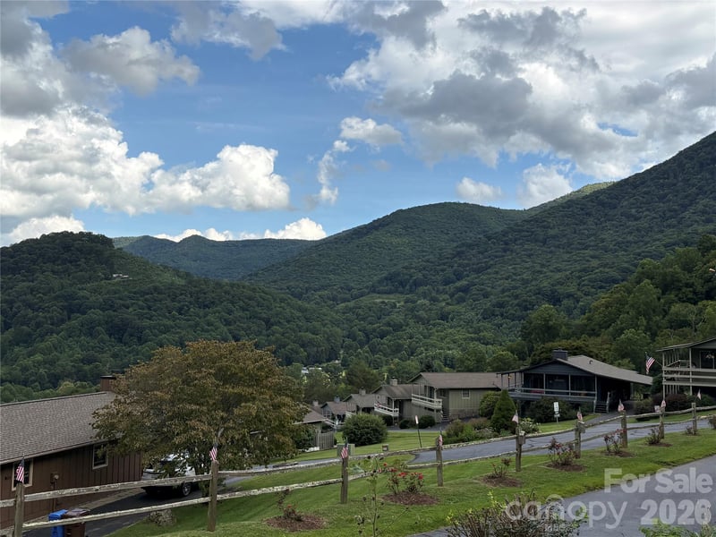 33 Flint Ln, Maggie Valley, NC 28751