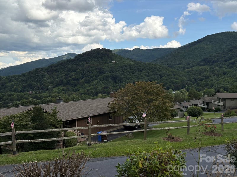 33 Flint Ln, Maggie Valley, NC 28751