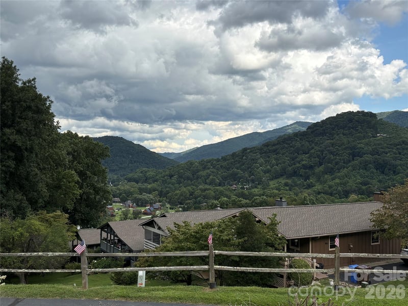 33 Flint Ln, Maggie Valley, NC 28751