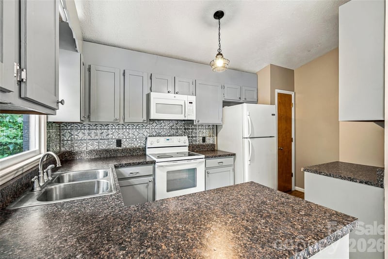 117 View De Lake Dr, Etowah, NC 28729