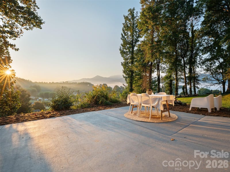 343 Mountain View Rd, Burnsville, NC 28714