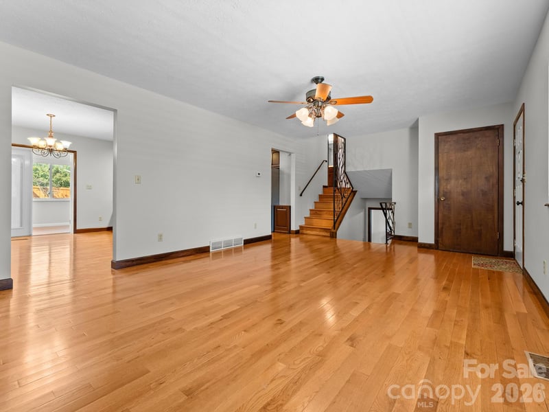 106 Mohican Trl, East Flat Rock, NC 28726