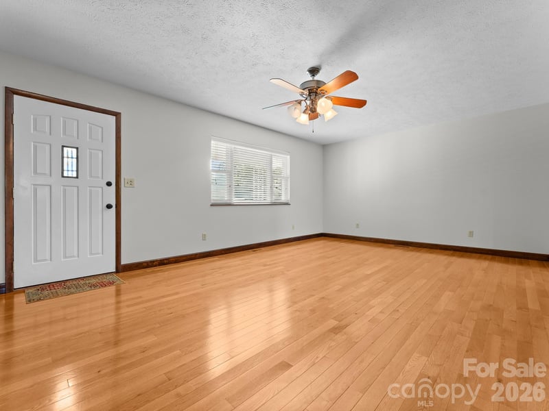 106 Mohican Trl, East Flat Rock, NC 28726