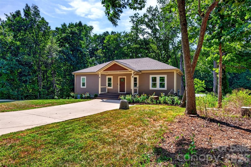 131 Ridge Rd, Candler, NC 28715