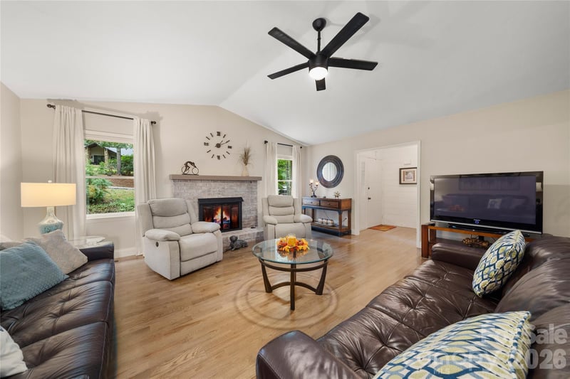 13 Foxhorn Ct, Hendersonville, NC 28791