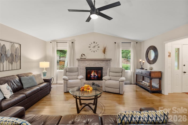 13 Foxhorn Ct, Hendersonville, NC 28791