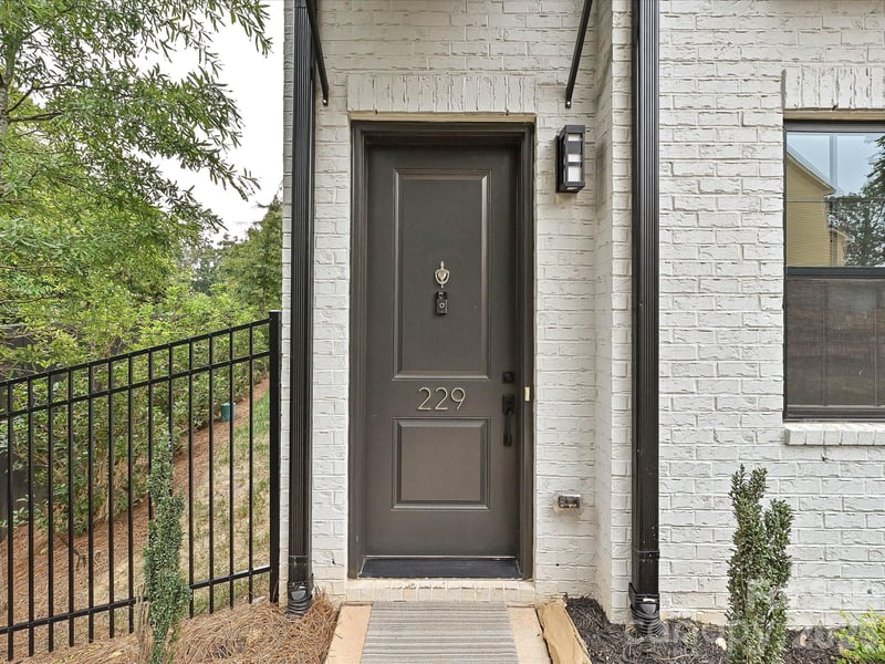 229 Sutton Park Ln, Charlotte, NC 28211