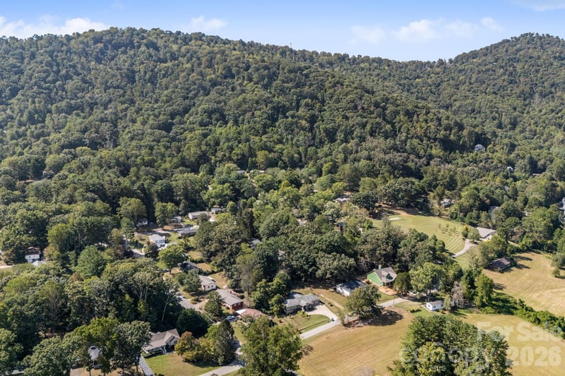 5 W Maple Dr, Asheville, NC 28805