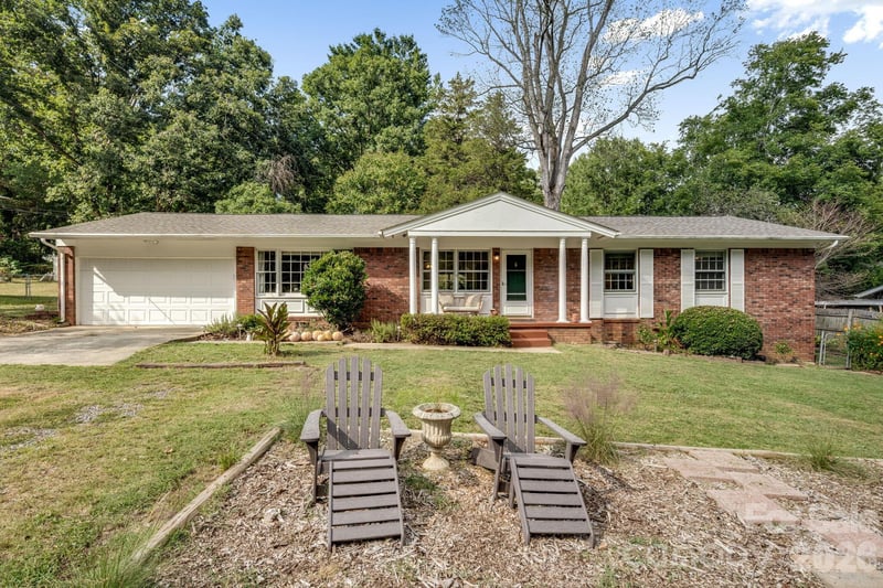 5 W Maple Dr, Asheville, NC 28805