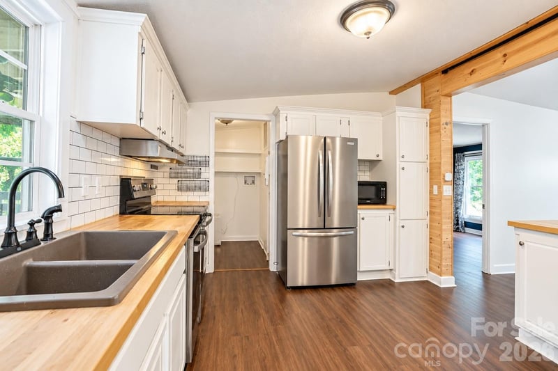 91 Walnut Dr, Leicester, NC 28748