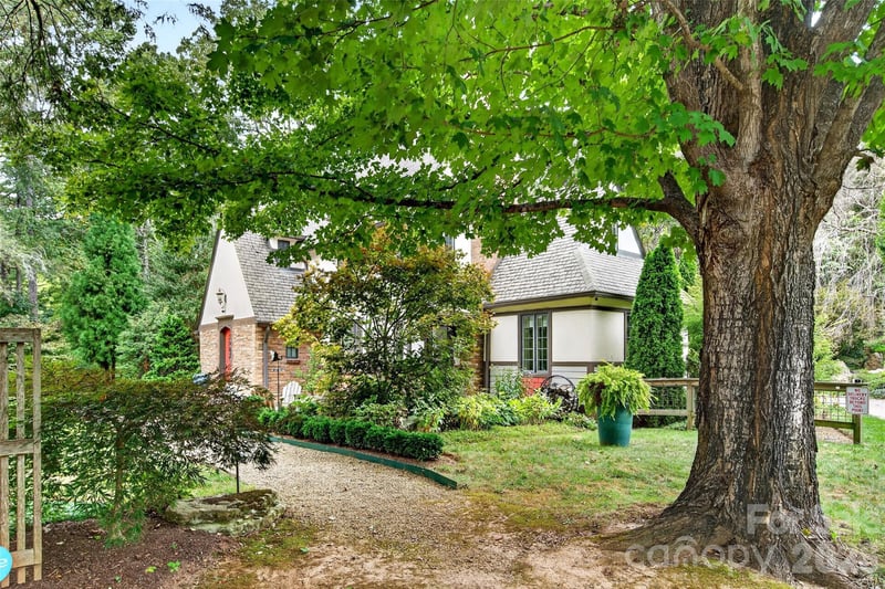 22 Manchester Dr, Asheville, NC 28805