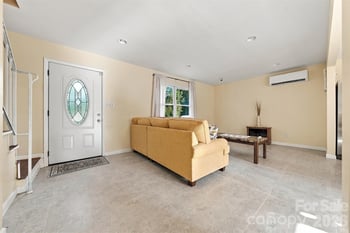 861 8th Street Pl SE, Hickory, NC 28602