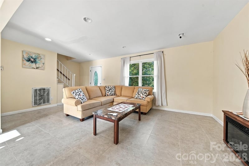 861 8th Street Pl SE, Hickory, NC 28602