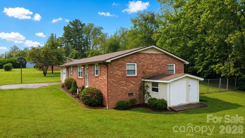 129 Automotive Ln, Hickory, NC 28601