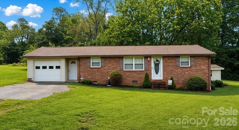 129 Automotive Ln, Hickory, NC 28601