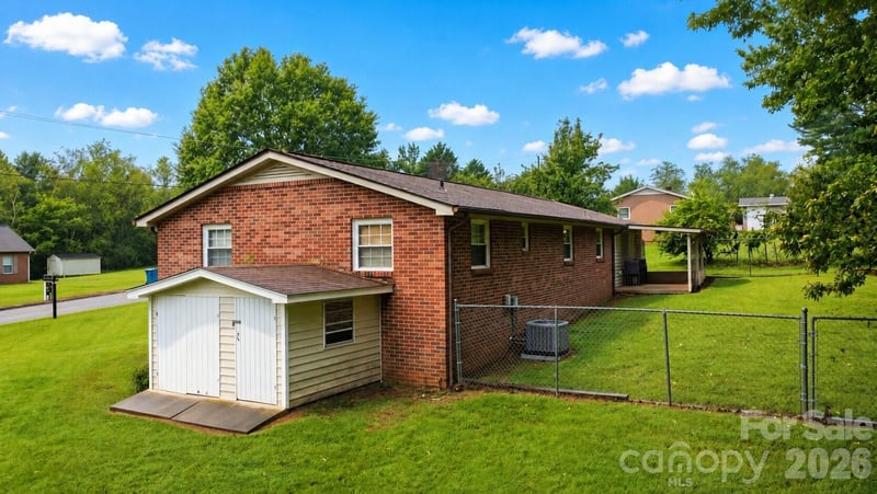 129 Automotive Ln, Hickory, NC 28601