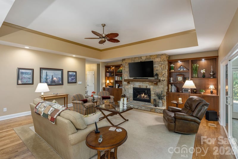 8 Manorwood Ct, Flat Rock, NC 28731