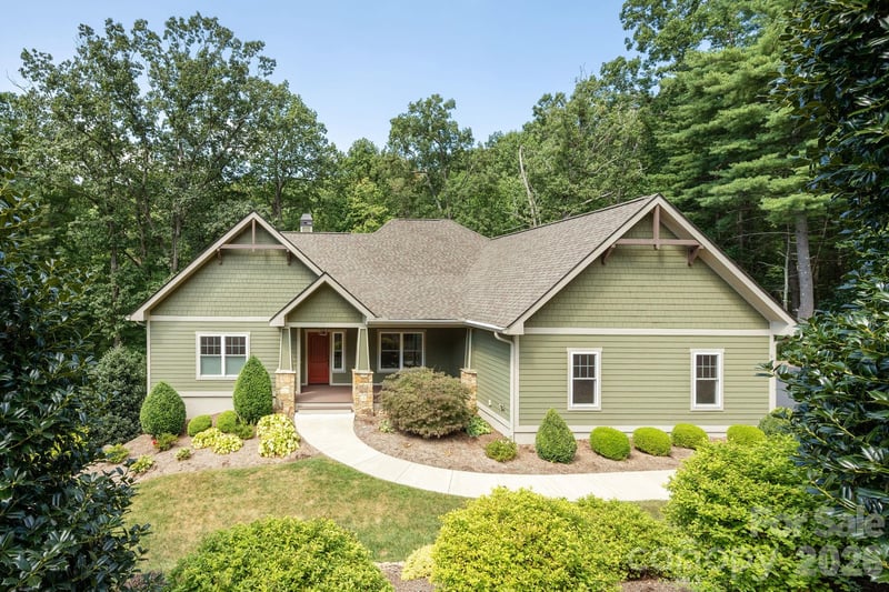 8 Manorwood Ct, Flat Rock, NC 28731