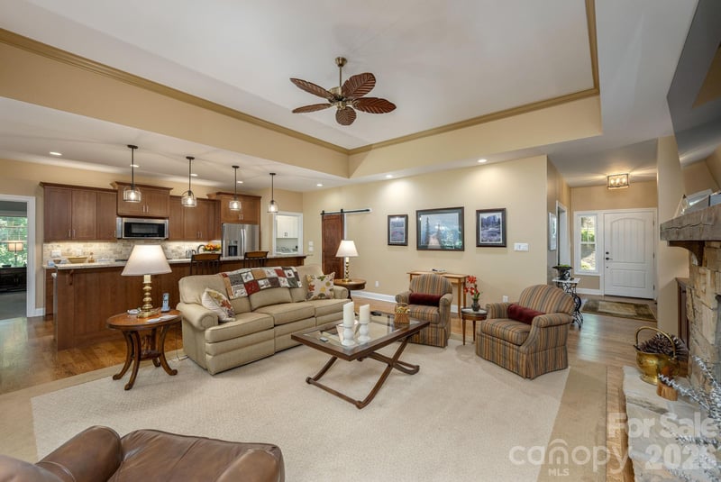 8 Manorwood Ct, Flat Rock, NC 28731
