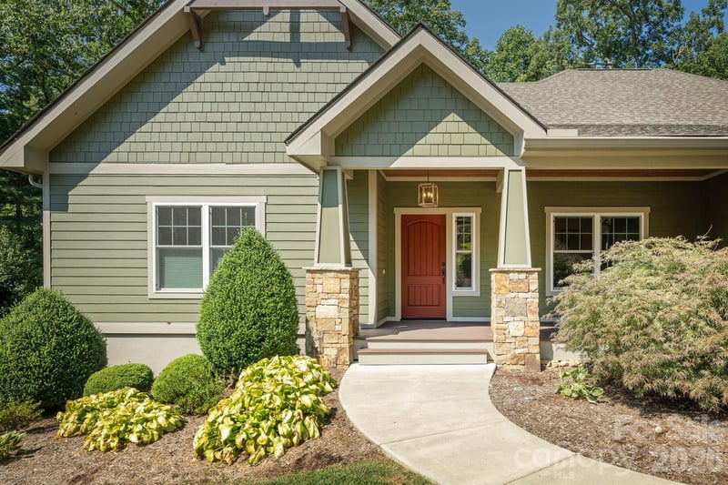 8 Manorwood Ct, Flat Rock, NC 28731